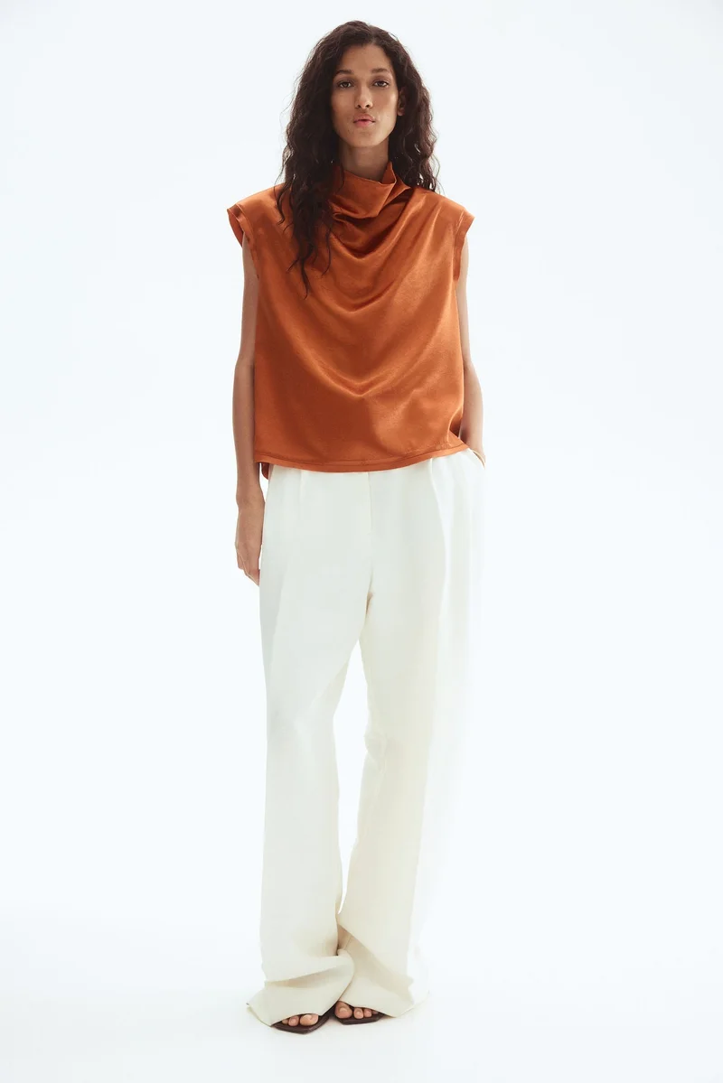 اتش اند ام بلوزة من الساتان بقبة واسعة